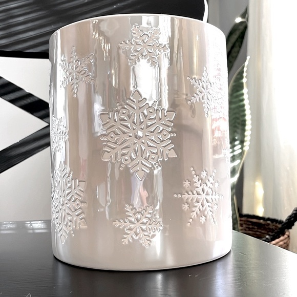 ❄️Beautiful white snowflake ceramic crock ❄️ NWT❄️ - Picture 3 of 8
